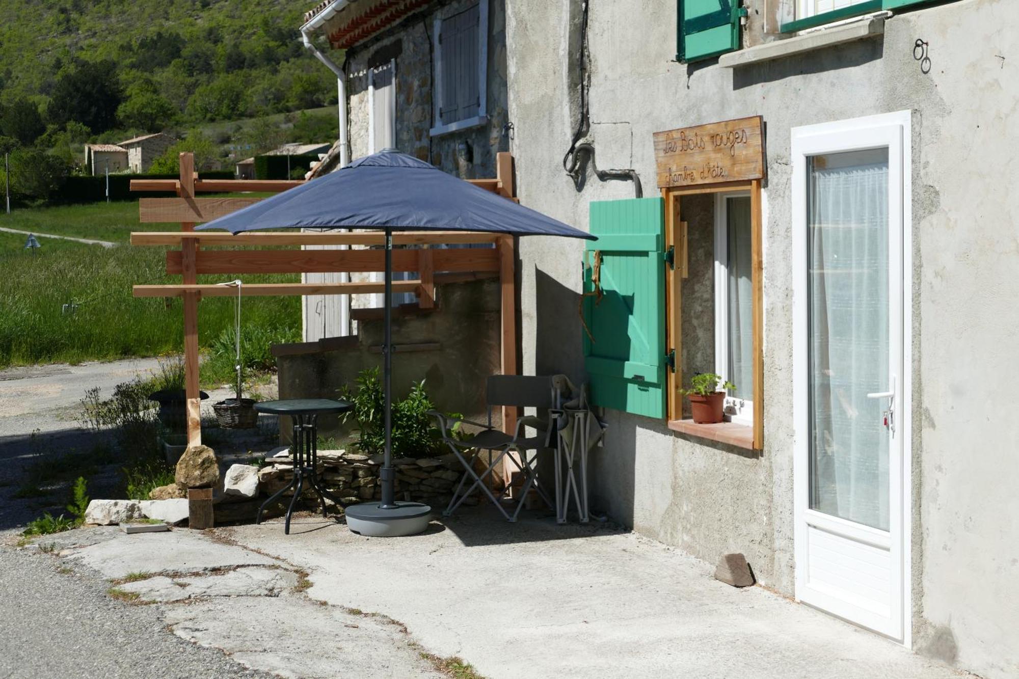 Bed and Breakfast Les Bois Rouges La Rochegiron Экстерьер фото